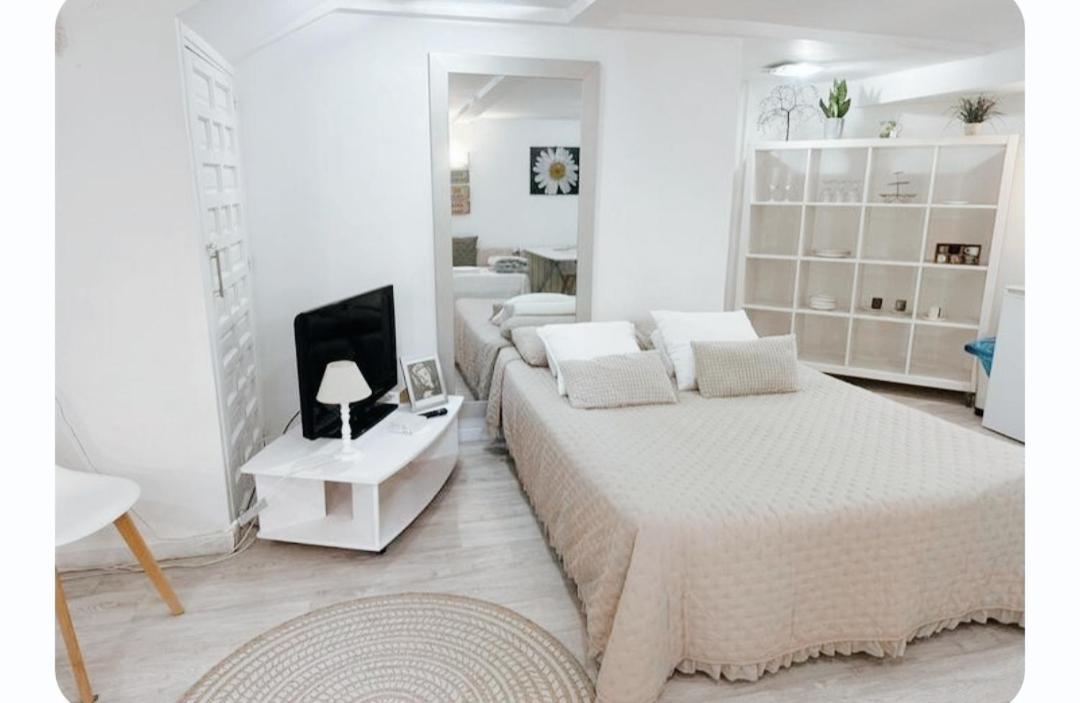 Cool Basement Studio In Hosts House With Private Terrace And Bbq ثيثور مايور المظهر الخارجي الصورة